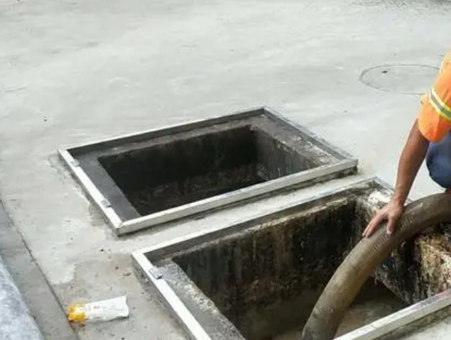 陆良化粪池清理