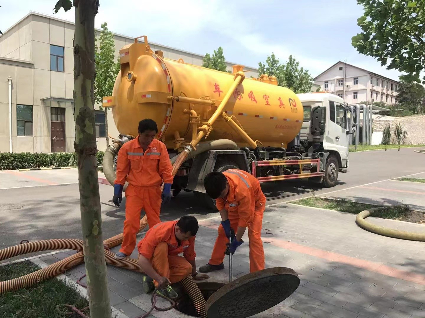 陆良管道疏通车停在窨井附近