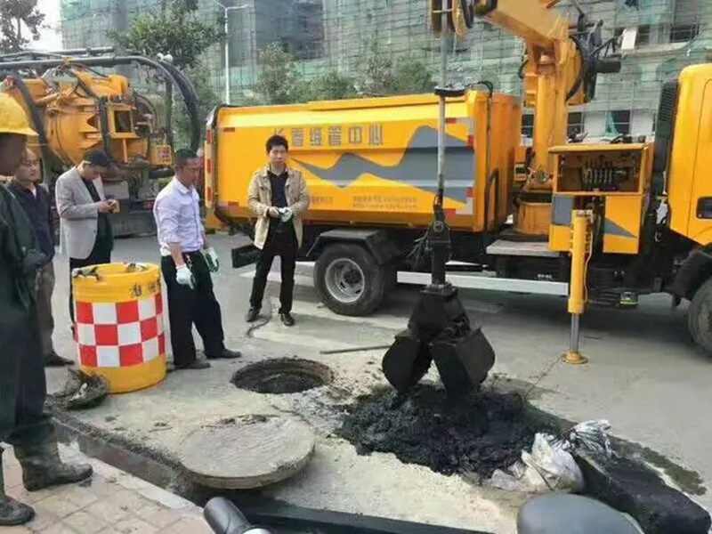 陆良街道：网格员化身“清道夫”，为民解忧疏通“堵心”化粪池