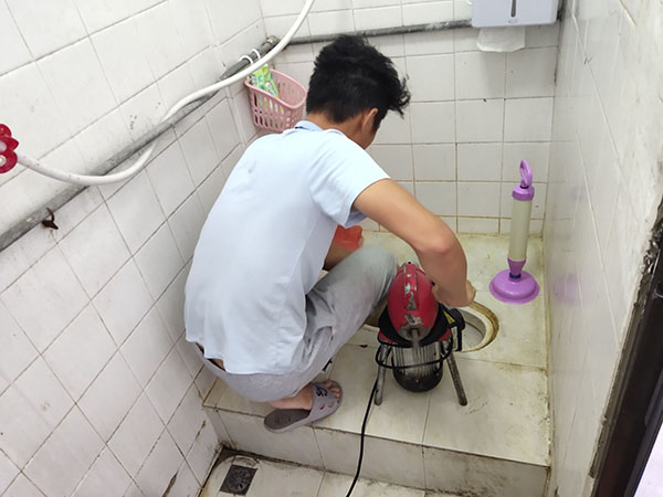 陆良肥皂掉到马桶里把马桶堵住了怎么办？马桶堵住了怎么办